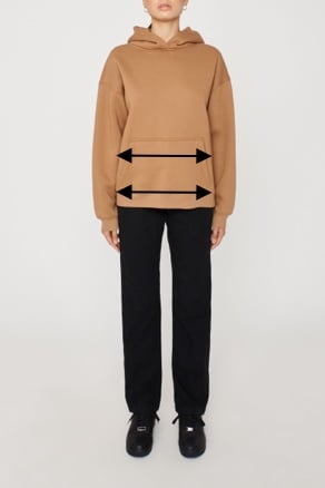Modèle féminin portant des vêtements de Garage.