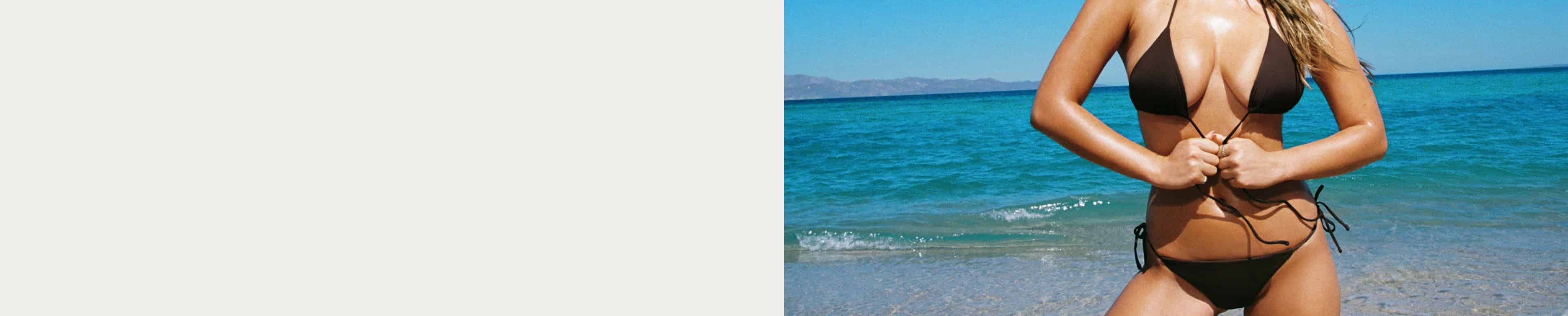 La mannequin prend la pose dans un bikini à lanières brun.